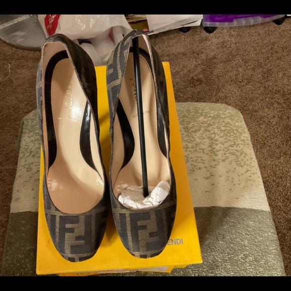 FENDI DÉCOLLETÉ ZUCCA JACQUARD - Picture 2 of 10